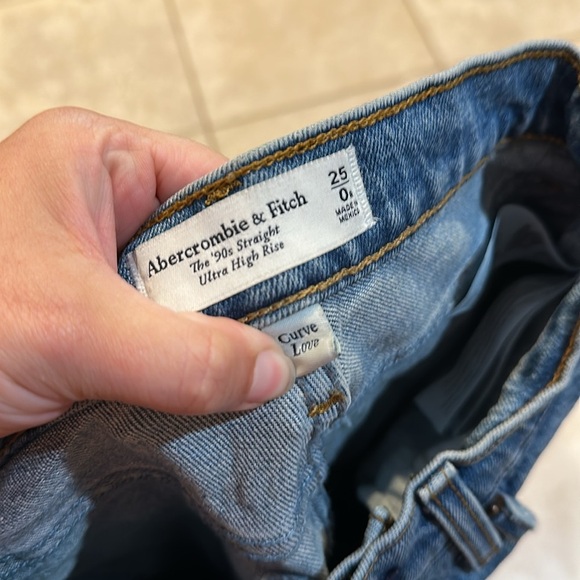 Abercrombie & Fitch Curve Love Ultra High Rise 90s Straight Jeans 0 - Picture 9 of 10